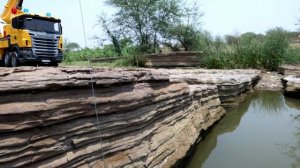 Автокран Scania спасает самосвал