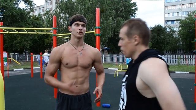 16 летний Монстр! Тренировка многоповторных отжиманий на брусьях. смотреть онлайн
