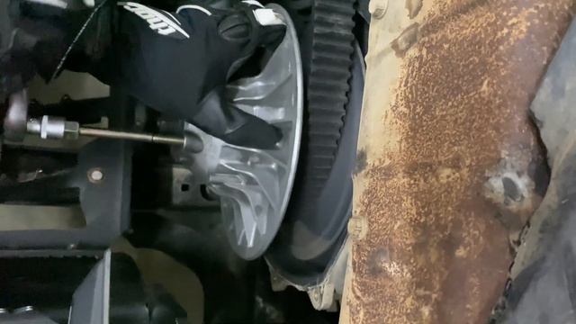 КАК ПОМЕНЯТЬ РЕМЕНЬ на КВАДРОЦИКЛЕ ?! Лиля рулит! Belt replacement on Outlander XMR 1000 смотреть онлайн