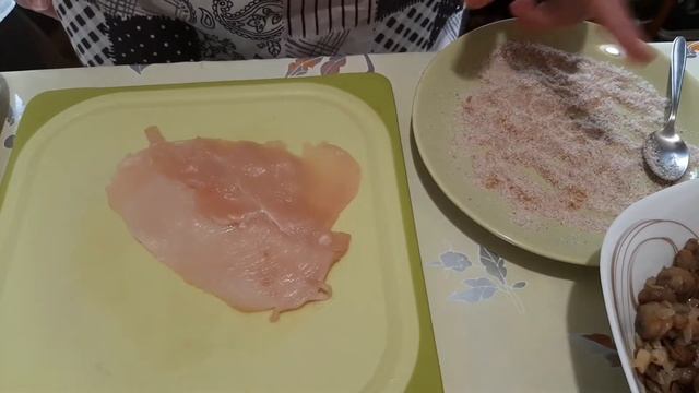 Куриные рулетики с начинкой из грибов с сыром. смотреть онлайн