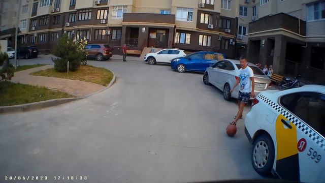 БАСКЕТБОЛЬНЫЙ МЯЧ ПРИЛЕТЕЛ С БАСКЕТБОЛЬНОЙ ПЛОЩАДКЕ УДАЧНО МЕЖДУ ДВУМЯ МАШИНАМИ смотреть онлайн