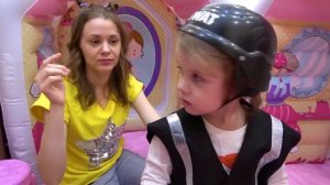 Ева полицейский и Мама принцесса. Играем в парикмахерская