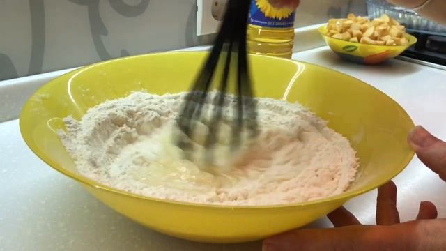 Шарлотка с яблоками на желтках и сметане Простой рецепт вкусной шарлотки смотреть онлайн