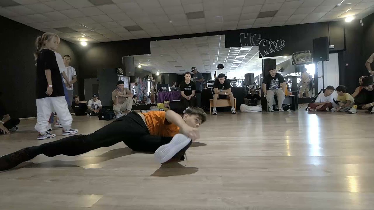 Брейкданс батл ↔ Дети 10-13 лет ↔ Maxof vs Sonic ↔ 1'8 ↔ WHO IS WIN #whoiswin #bmvideo смотреть онлайн