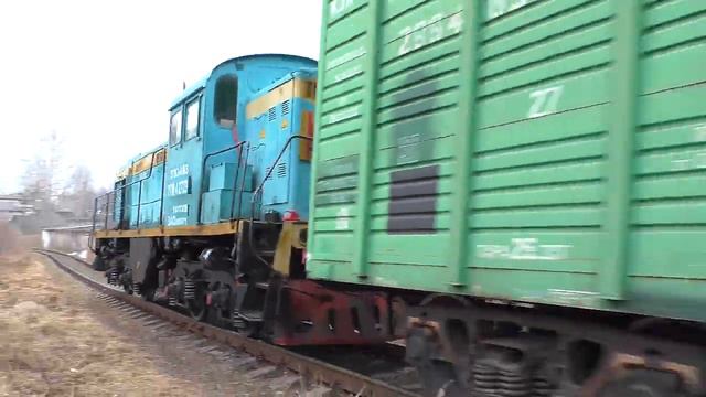 Промтранспорт. ТГМ4-2729 с двумя крытыми вагонами летит по подъездным путям смотреть онлайн