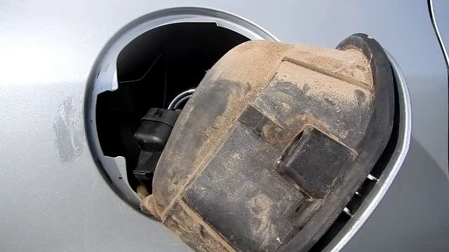 ЗАМЕНА АКТУАТОРА НА КРЫШКЕ ТОПЛ.БАКА -VW-TIGUAN смотреть онлайн