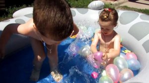 Супер бассейн акула. Лопаем шарики в бассейне. Balloons Summer Fun