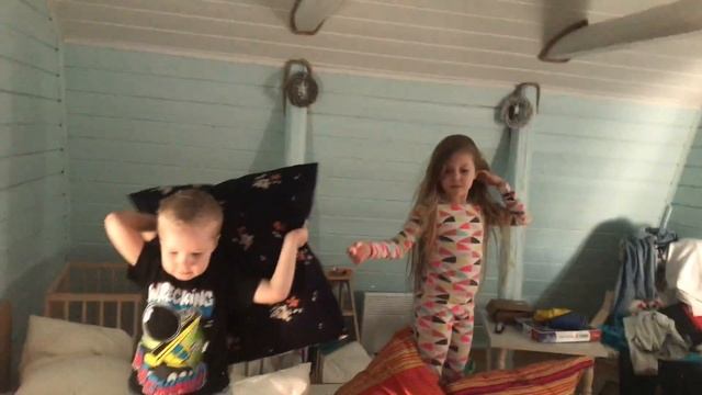 Пижамная вечеринка и бой подушками на даче | Разнесли комнату родителей смотреть онлайн