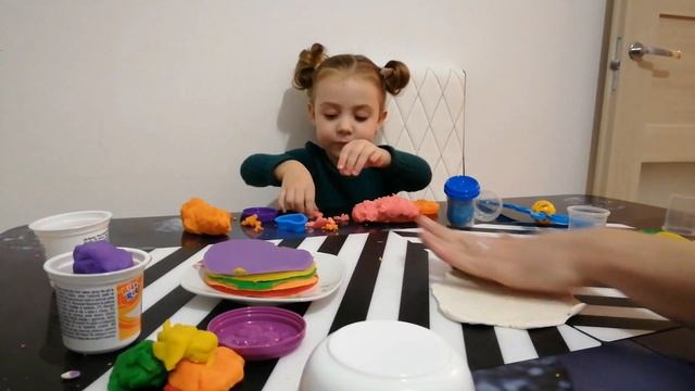 Ксюша с папой делают торт/Как сделать торт из пластилина/كيف تصنع كعكة بلاستيكاين/How to make a cak смотреть онлайн