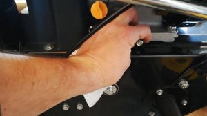 Снегоуборщик слить масло. Снегоуборщик Champion st1170e. Замена масла в снегоуборщике. Сливаем масл