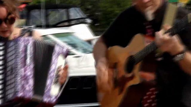 Heather Chappell and Vince Peets - Busking in Tobermory, Ontario. смотреть онлайн