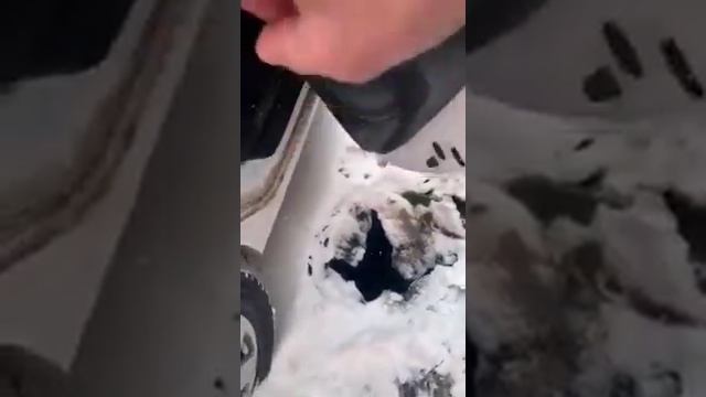Житель Нефтекамска чуть не провалился в канализацию из-за пластикового люка смотреть онлайн