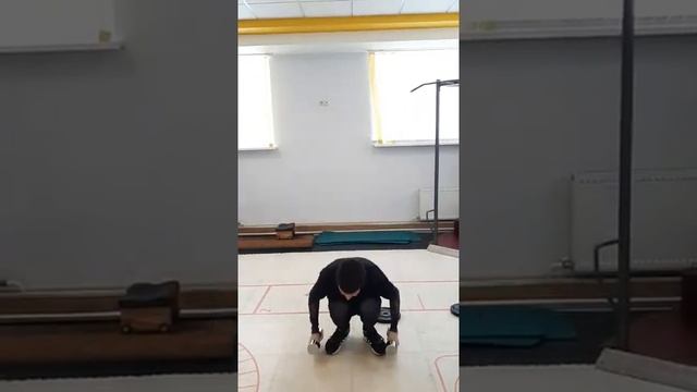 Упражнение[№5] Приседания с весом 10 кг. (при поднятии веса вверх поднимаемся на носочки) смотреть онлайн