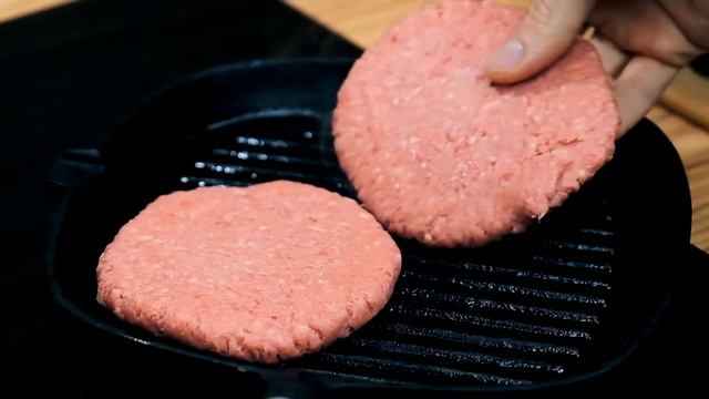 БУРГЕР ГОТОВИМ ДОМА. КЕСАДИЛЬЯ С КУРИЦЕЙ И СЫРОМ ГОТОВИМ ДОМА. смотреть онлайн