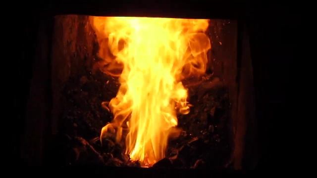 Горение угольной пыли. Которой стало не хватать, пришлось просеивать уголь через решето 20*20 мм. смотреть онлайн