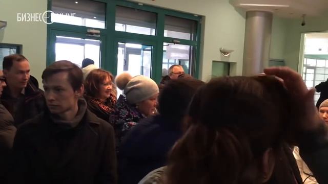 Юрлица - вкладчики ТФБ - собрались в главном офисе банка смотреть онлайн