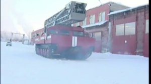 Юрий Кораблев изучает пожарный танк
