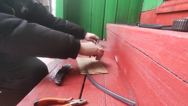 Замена резинки  переднего стеклоочистителя на TOYOTA COROLLA FIELDER 161