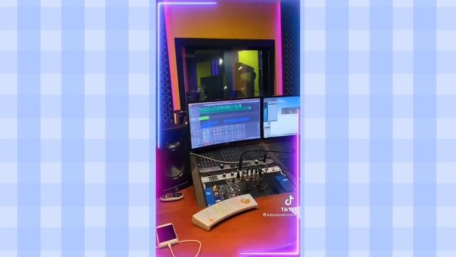 Катя Адушкина feat Маруся - ШОКОЛАД. смотреть онлайн