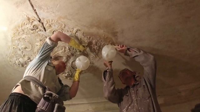 Большая розетка из гипса. Расчистка и удаление мела. Реставрация лепнины на потолке, старый фонд СП смотреть онлайн