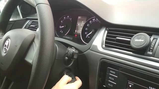 Работа кнопок брелока при работающем двигателе Skoda Rapid смотреть онлайн