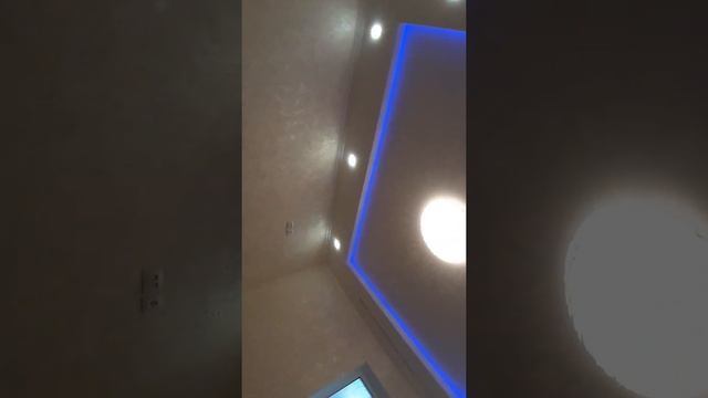 Красивый ремонт в глиняной комнате. Поклейка обоев и покрашен потолок смотреть онлайн