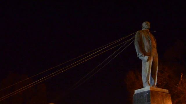 Пам'ятник Леніну в Полтаві звалили в присутності тисяч людей (2) смотреть онлайн