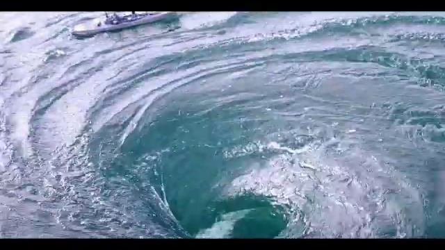 Boat stuck in a Whirlpool!! Ocean Whirlpool! смотреть онлайн