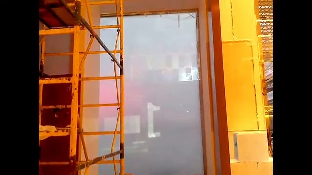 Установка смарт-стекла в торговом центре и использование его в качестве проекционного экрана смотреть онлайн