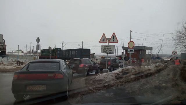 Тепловоз ЧМЭ3 с полувагоном пересекает переезд, г.Давлеканово. смотреть онлайн