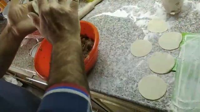 На хозяйстве была. Поехали в город. Забыли про паспорт. Муж лепит пельмени. смотреть онлайн
