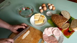 Гренки с колбасой и сыром. Вкусный завтрак.
