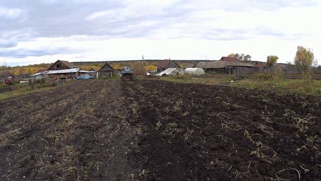 Культивация ОГОРОДА ТРАКТОРОМ МТЗ-80! Жизнь В ДЕРЕВНЕ! смотреть онлайн