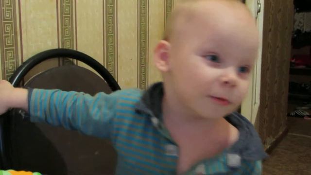 Сам придумал песенку, чтоб дали конфеты. смотреть онлайн