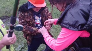 В деревне, дети на рыбалке