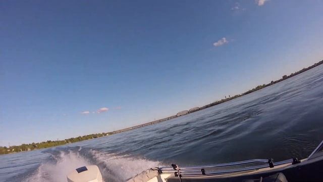 Прогулка на моторной лодке. Johnson 90 V4!