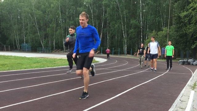 Утренняя тренировка беговой команды EastBanc Technologies на стадионе НГУ смотреть онлайн
