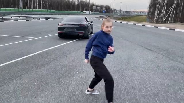 УДАРЫ НОГОЙ В ТХЭКВОНДО (УДАР В ГОЛОВУ ЧТОБЫ ВЫРУБИТЬ ЧЕЛОВЕКА) смотреть онлайн