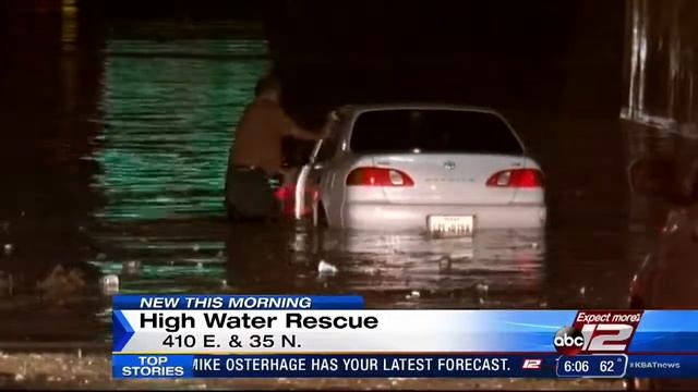 Vehicles get stuck in high water on North Side смотреть онлайн