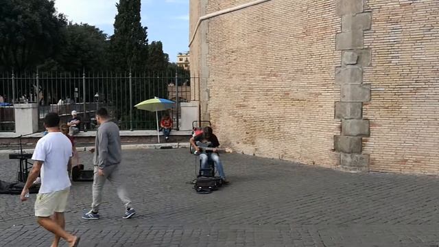 Уличный музыкант у Замка Святого Ангела в Риме смотреть онлайн