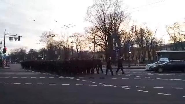 Толпа девушек в краповых беретах (на 6-й минуте!!!) проследовала на Дворцовую смотреть онлайн