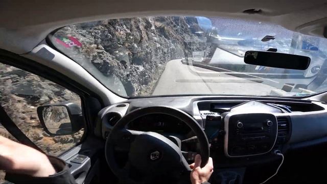 Narrow dangerous mountain road. Les Duex Alpes. French alps. Renault Traffic cockpit POV. Winter. смотреть онлайн
