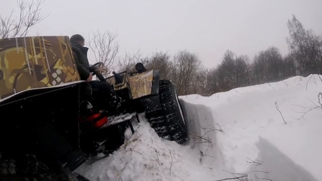 Вездеход БТХ-2 штурмует подъём в гору. смотреть онлайн