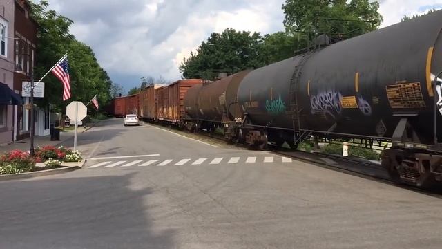 Walking Along CSX Street Running Train In The Middle Of Main Street! 2 Block Walk By Huge Train! L& смотреть онлайн