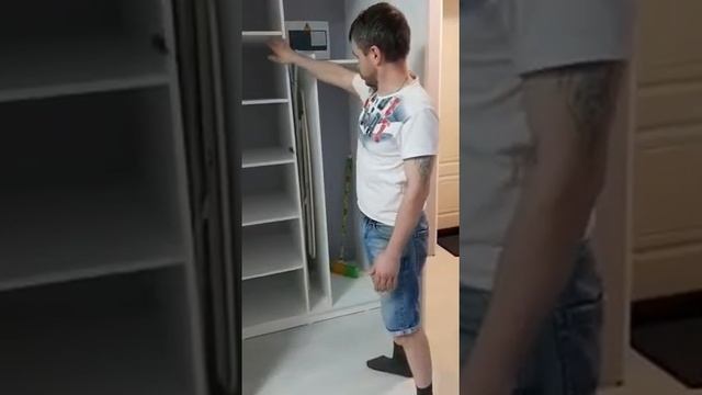 Подвесная тв тумба. и встроенные шкафы без ручек. смотреть онлайн