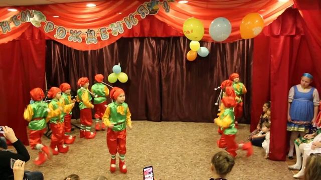 Танцевальная студия "Лучики" с танцем "Гномики". смотреть онлайн