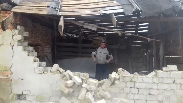 Демонтаж старого сарая смотреть онлайн