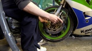 FRONT WHEEL REMOVAL.KAWASAKI  ZXR 400