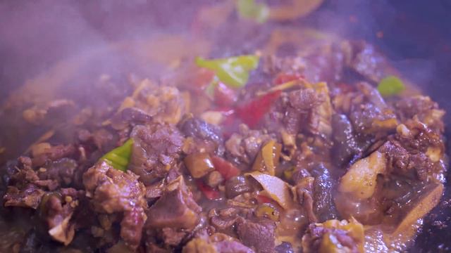 【超小厨】380元12斤鳄龟，配腊肉一锅炖，岳父直接上手啃，吃着比牛肉还滋润！ смотреть онлайн