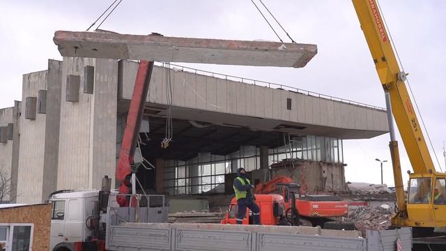 В Сургуте начали сносить старый ж/д вокзал смотреть онлайн